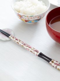 harekutani-pink-and-light-blue-kutani-set-of-two-pairs-of-chopsticks-225-cm-89-in-with-chopstick-rests-set-of-two-musubi-kiln-quality-japanese-tablewares-and-gi-944236.jpg
