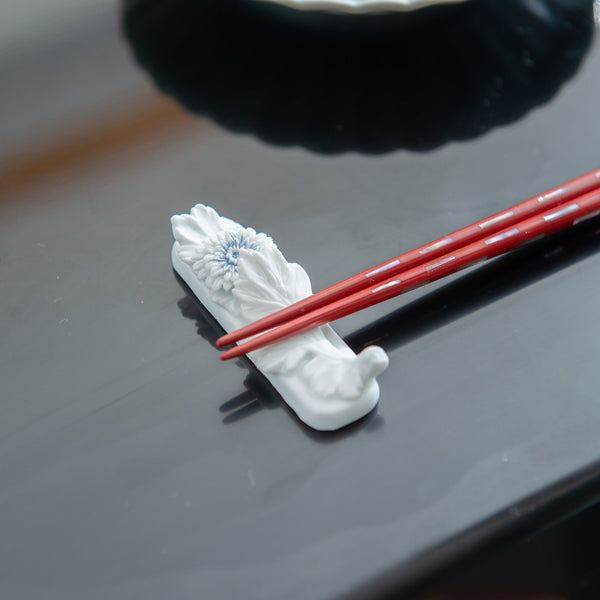 hirado-chrysanthemum-mikawachi-ware-chopsticks-rest-musubi-kiln-quality-japanese-tablewares-and-gifts-506231.jpg