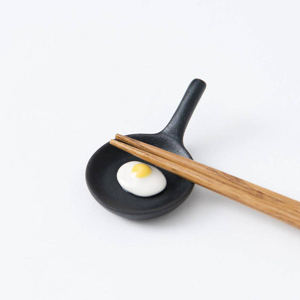 ihoshiro-kiln-frying-pan-with-fried-egg-mino-ware-chopstick-rest-musubi-kiln-quality-japanese-tablewares-and-gifts-337389.jpg