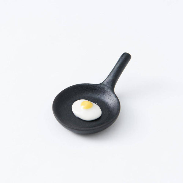 ihoshiro-kiln-frying-pan-with-fried-egg-mino-ware-chopstick-rest-musubi-kiln-quality-japanese-tablewares-and-gifts-779403.jpg
