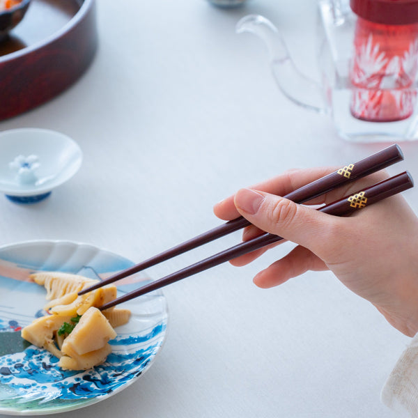 issou-treasure-knot-wakasa-lacquerware-set-of-two-pairs-of-chopsticks-23-cm-9-in-and-21-cm-83-in-musubi-kiln-quality-japanese-tablewares-and-gifts-581134.jpg