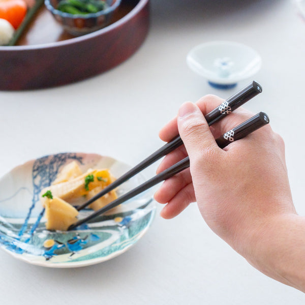 issou-treasure-knot-wakasa-lacquerware-set-of-two-pairs-of-chopsticks-23-cm-9-in-and-21-cm-83-in-musubi-kiln-quality-japanese-tablewares-and-gifts-883300.jpg
