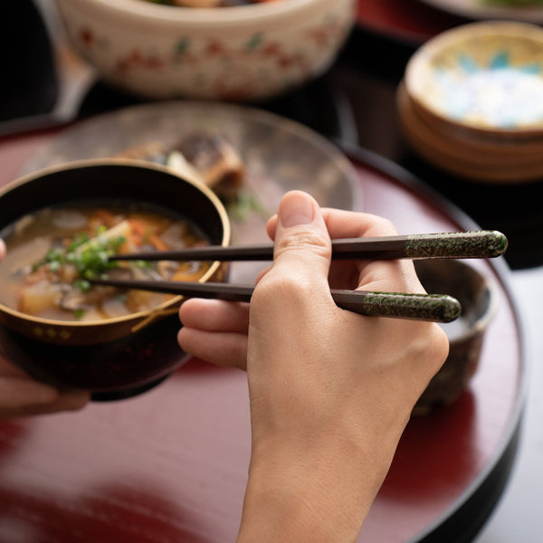 issou-uchiiwai-wakasa-lacquerware-set-of-two-pairs-of-chopsticks-225-cm-88-in-and-205-cm-81-in-musubi-kiln-quality-japanese-tablewares-and-gifts-154514.jpg