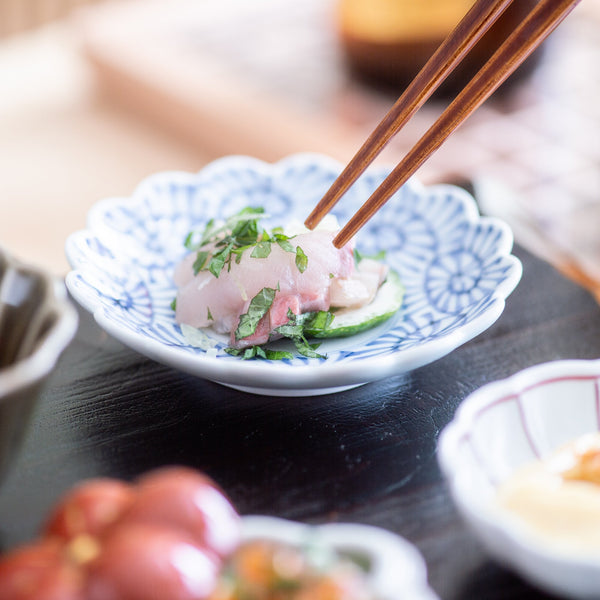 keizan-kiln-arabesque-arita-chrysanthemum-shaped-sauce-plate-musubi-kiln-quality-japanese-tablewares-and-gifts-257294.jpg