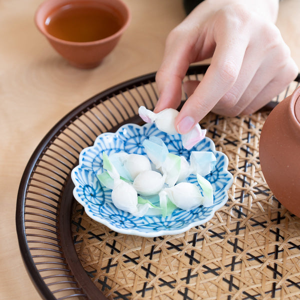 keizan-kiln-arabesque-arita-chrysanthemum-shaped-sauce-plate-musubi-kiln-quality-japanese-tablewares-and-gifts-577104.jpg