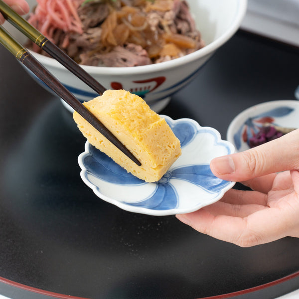 keizan-kiln-twist-arita-chrysanthemum-shaped-sauce-plate-musubi-kiln-quality-japanese-tablewares-and-gifts-445751.jpg