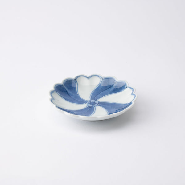 keizan-kiln-twist-arita-chrysanthemum-shaped-sauce-plate-musubi-kiln-quality-japanese-tablewares-and-gifts-816442.jpg