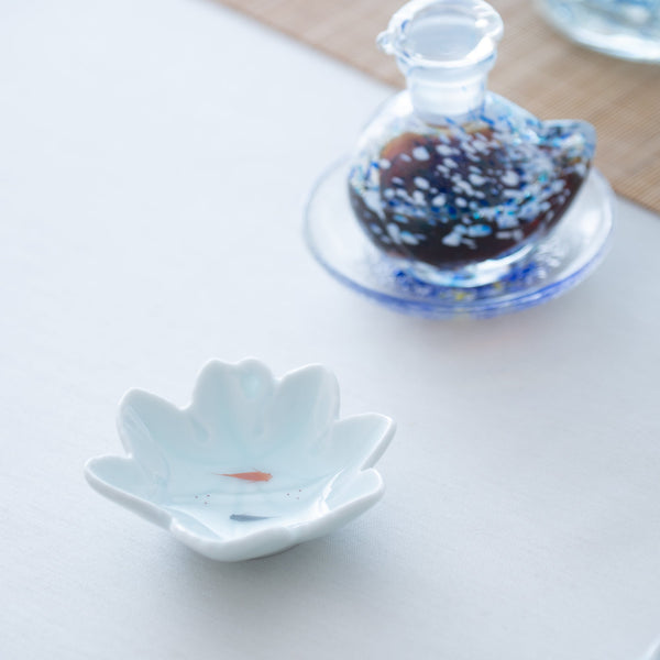 kosen-kiln-medaka-rice-fish-maple-leaf-imari-nabeshima-ware-sauce-plate-musubi-kiln-quality-japanese-tablewares-and-gifts-521392.jpg