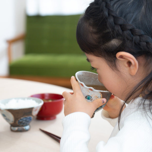 kousai-kiln-playful-cat-hasami-small-yunomi-japanese-teacup-musubi-kiln-quality-japanese-tablewares-and-gifts-656983.jpg