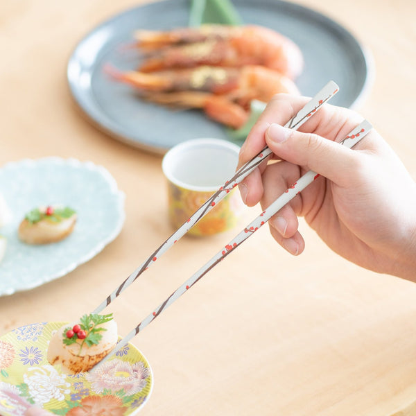 matsukan-rimpa-red-and-white-plum-blossoms-wakasa-lacquerware-set-of-two-pairs-of-chopsticks-23-cm-91-in-musubi-kiln-quality-japanese-tablewares-and-gifts-220561.jpg