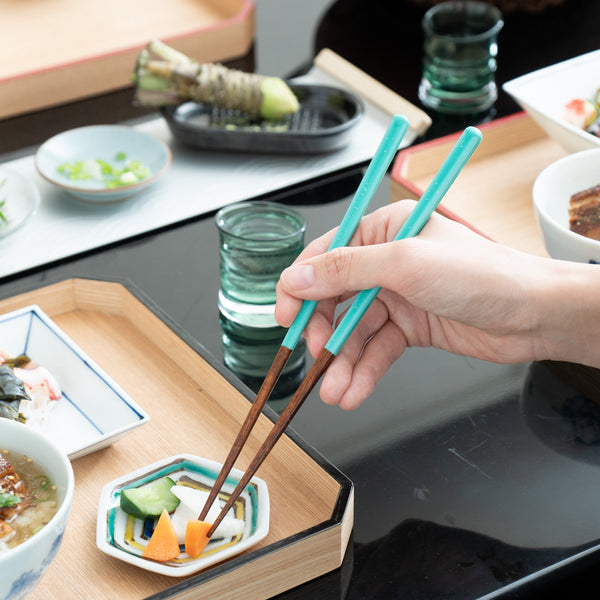 matsukan-sound-of-the-sea-shimmering-waves-wakasa-lacquerware-set-of-two-pairs-of-chopsticks-225-cm-89-in-with-chopstick-rests-set-of-two-musubi-kiln-quality-ja-987458.jpg