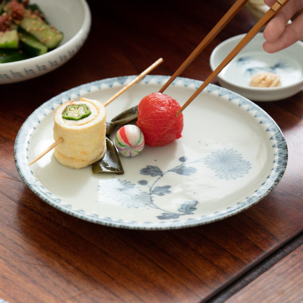 ri-sanpei-chrysanthemums-pattern-arita-round-plate-musubi-kiln-quality-japanese-tablewares-and-gifts-662813.jpg