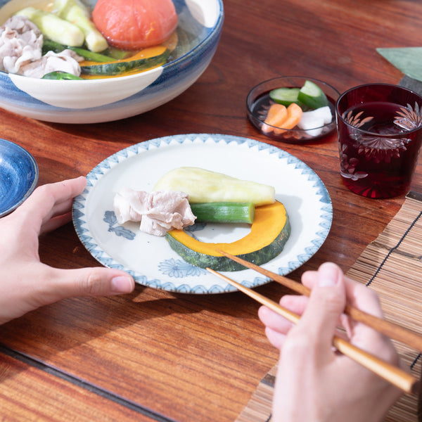 ri-sanpei-chrysanthemums-pattern-arita-round-plate-musubi-kiln-quality-japanese-tablewares-and-gifts-778058.jpg