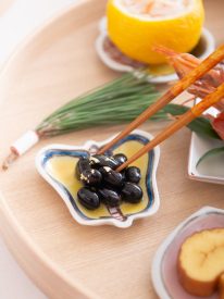 soukyu-kiln-sumo-referees-fan-kutani-sauce-plate-musubi-kiln-quality-japanese-tablewares-and-gifts-394392.jpg