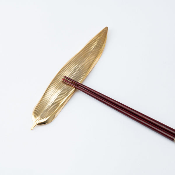 tsubame-hutlery-gold-bamboo-leaf-cutlery-rest-musubi-kiln-quality-japanese-tablewares-and-gifts-238177.jpg