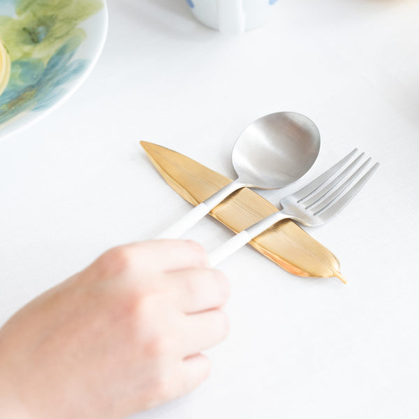 tsubame-hutlery-gold-bamboo-leaf-cutlery-rest-musubi-kiln-quality-japanese-tablewares-and-gifts-883991.jpg