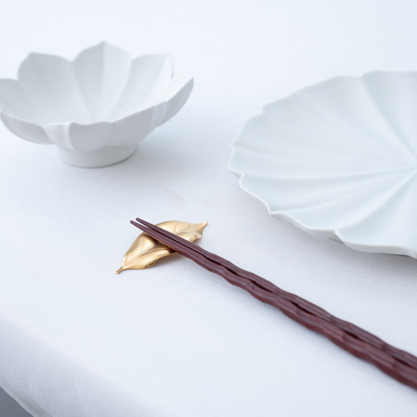 tsubame-hutlery-gold-camellia-leaf-chopstick-rest-musubi-kiln-quality-japanese-tablewares-and-gifts-408753.jpg