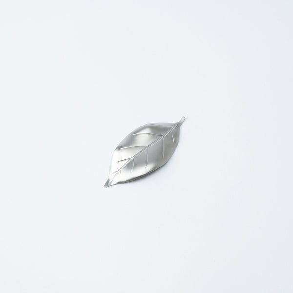 tsubame-hutlery-silver-camellia-leaf-chopstick-rest-musubi-kiln-quality-japanese-tablewares-and-gifts-882656.jpg