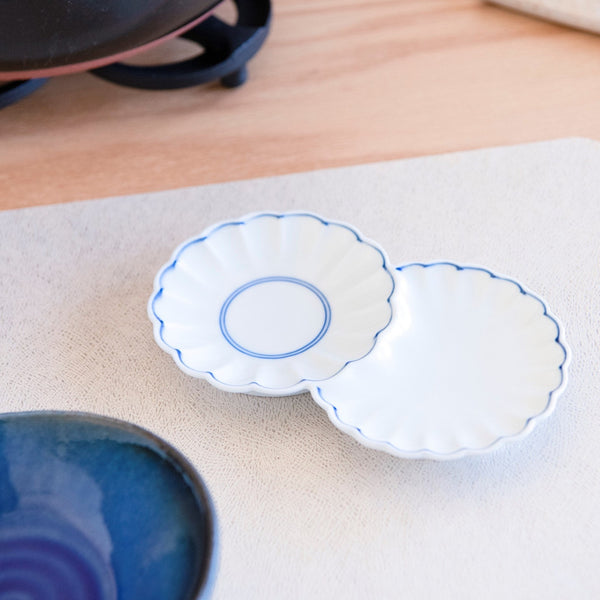 two-chrysanthemums-circle-hasami-sauce-plate-musubi-kiln-quality-japanese-tablewares-and-gifts-772712.jpg