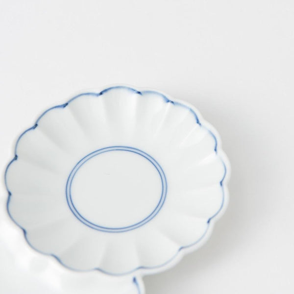 two-chrysanthemums-circle-hasami-sauce-plate-musubi-kiln-quality-japanese-tablewares-and-gifts-930445.jpg
