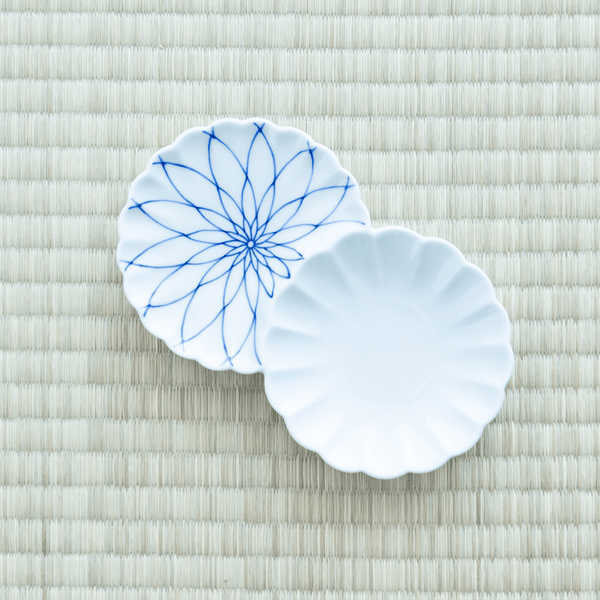 two-chrysanthemums-mesh-hasami-sauce-plate-musubi-kiln-quality-japanese-tablewares-and-gifts-139731.png