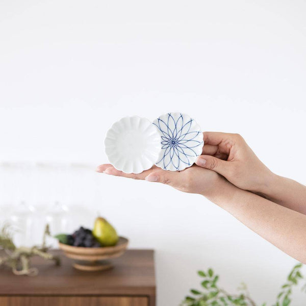 two-chrysanthemums-mesh-hasami-sauce-plate-musubi-kiln-quality-japanese-tablewares-and-gifts-333720.jpg