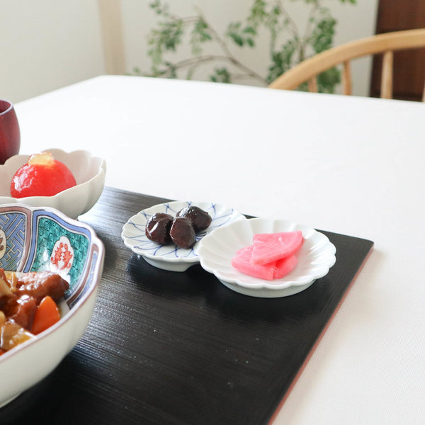 two-chrysanthemums-mesh-hasami-sauce-plate-musubi-kiln-quality-japanese-tablewares-and-gifts-576821.jpg