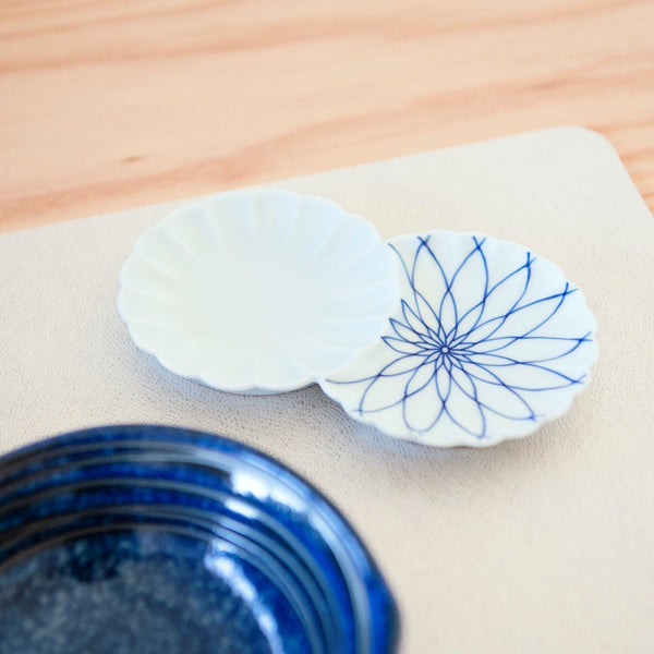 two-chrysanthemums-mesh-hasami-sauce-plate-musubi-kiln-quality-japanese-tablewares-and-gifts-711334.jpg