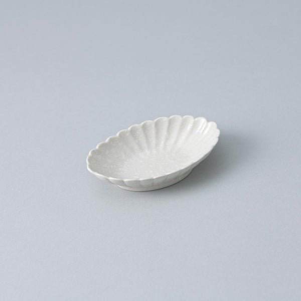 white-chrysanthemum-hasami-oval-sauce-plate-musubi-kiln-quality-japanese-tablewares-and-gifts-733974.jpg