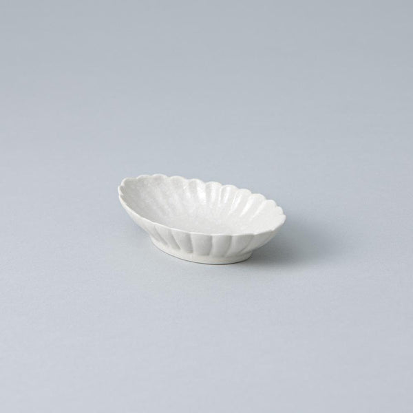 white-chrysanthemum-hasami-oval-sauce-plate-musubi-kiln-quality-japanese-tablewares-and-gifts-835416.jpg