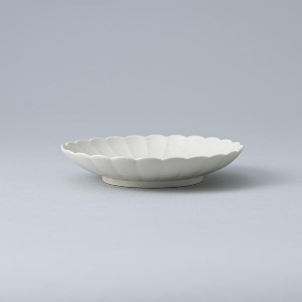 white-chrysanthemum-hasami-plate-58in-musubi-kiln-quality-japanese-tablewares-and-gifts-255085.jpg