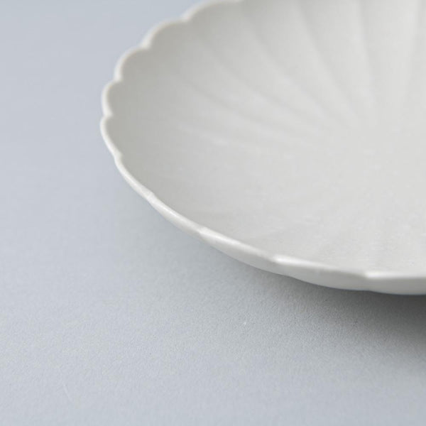 white-chrysanthemum-hasami-plate-58in-musubi-kiln-quality-japanese-tablewares-and-gifts-985231.jpg