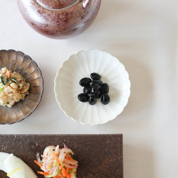 white-chrysanthemum-hasami-sauce-plate-musubi-kiln-quality-japanese-tablewares-and-gifts-546932.jpg