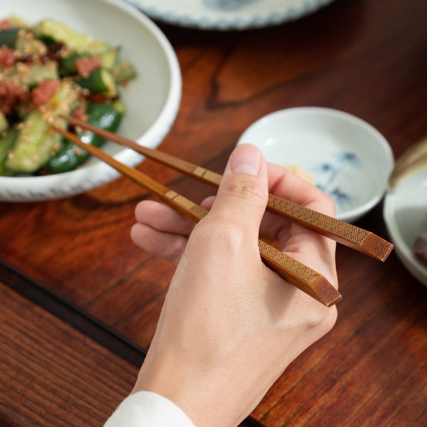 yamachiku-wave-lacquered-white-bamboo-chopsticks-21cm83in-musubi-kiln-quality-japanese-tablewares-and-gifts-501759.jpg
